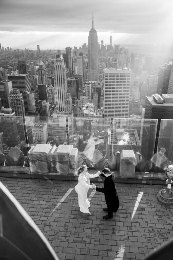 Breathtaking skyline view during NYC rooftop wedding - DAG IMAGES